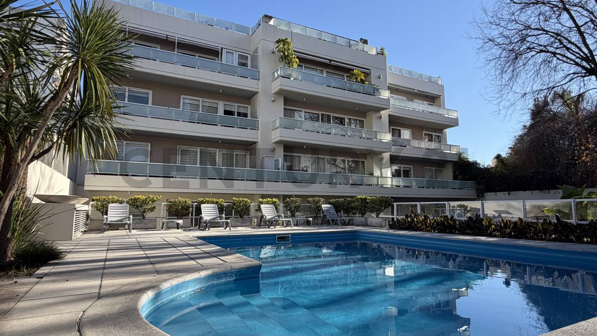 Venta 3 ambientes con Patio propio y Balcón terraza. 3 cocheras y baulera.