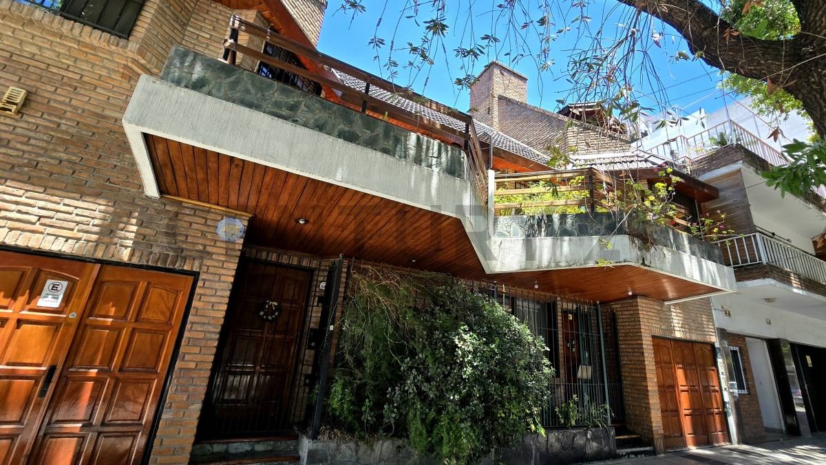 Venta Triplex 5 Ambientes en Villa Urquiza con Cochera, Patio, Terraza, Balcón, Baulera y Dependenci