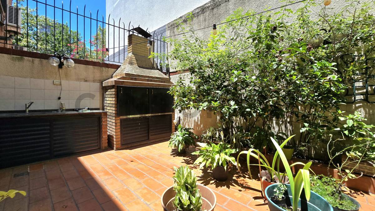 Venta Triplex 5 Ambientes en Villa Urquiza con Cochera, Patio, Terraza, Balcón, Baulera y Dependencia
