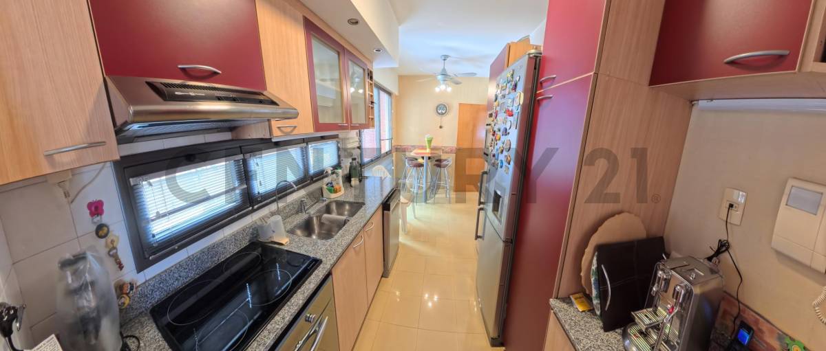 Venta - Departamento de 4 Ambientes con Dormitorio en Suite, Balcón y Cochera Fija — Bulevar Mendoza