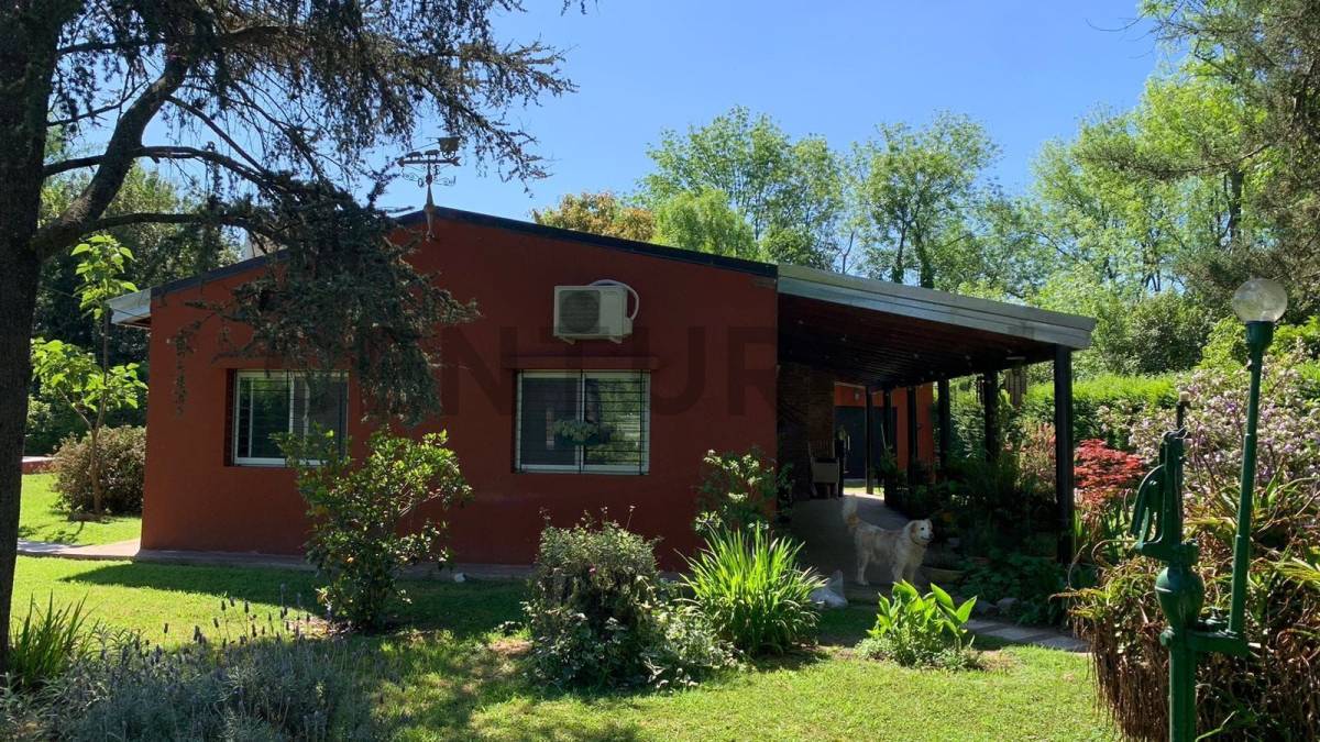 Casa de 2 dormitorios a la Venta en Villa Elisa.