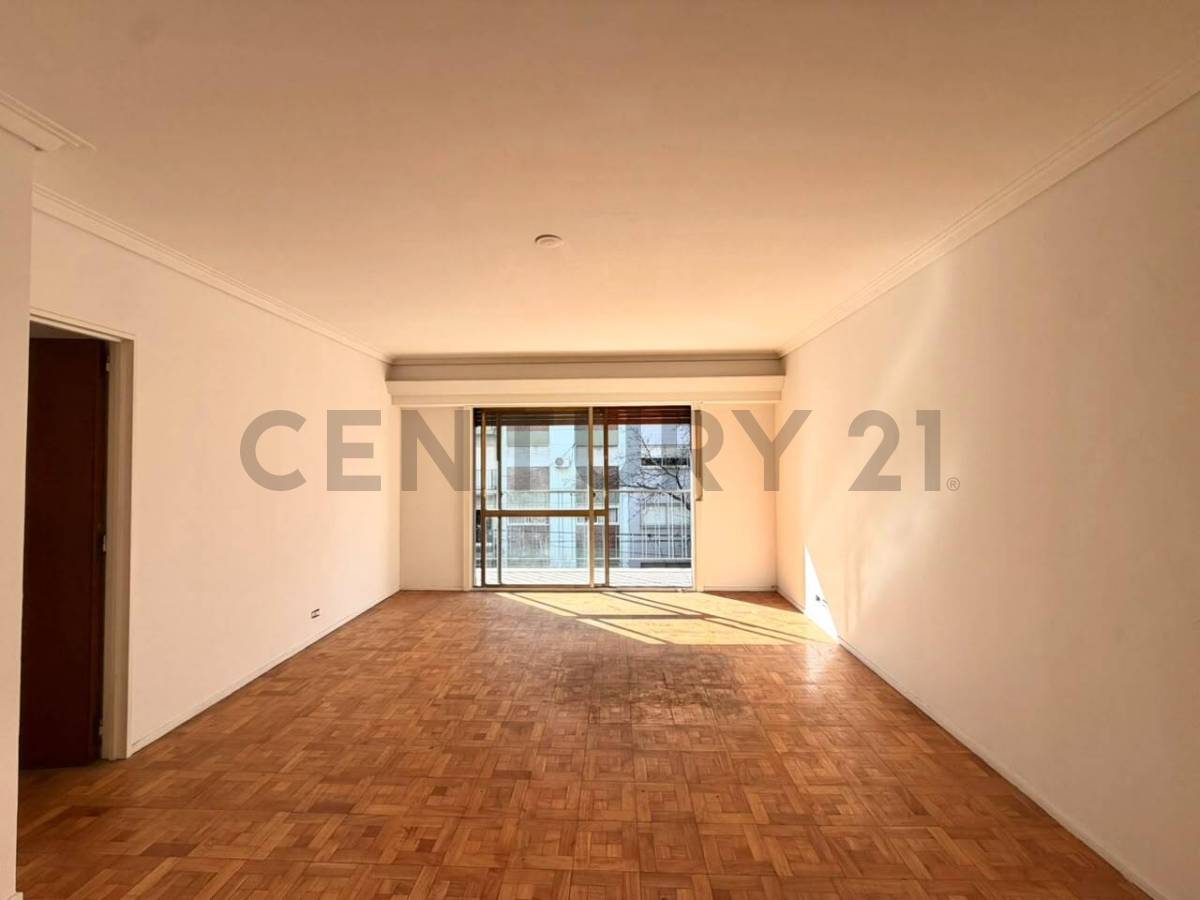 Venta Departamento 3 Ambientes al Frente con Balcon Corrido y Baulera en Colegiales.