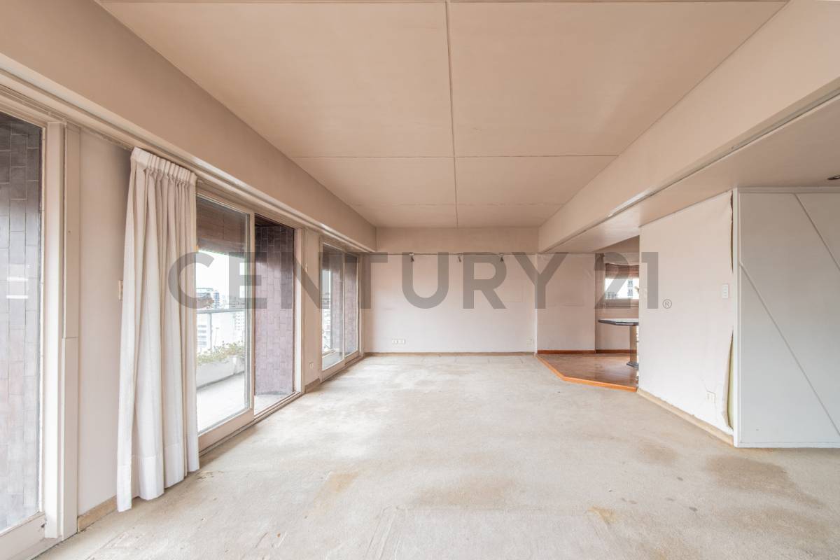 Departamento en venta de 6 ambientes con 2 cocheras y seguridad 24 hs en Belgrano.