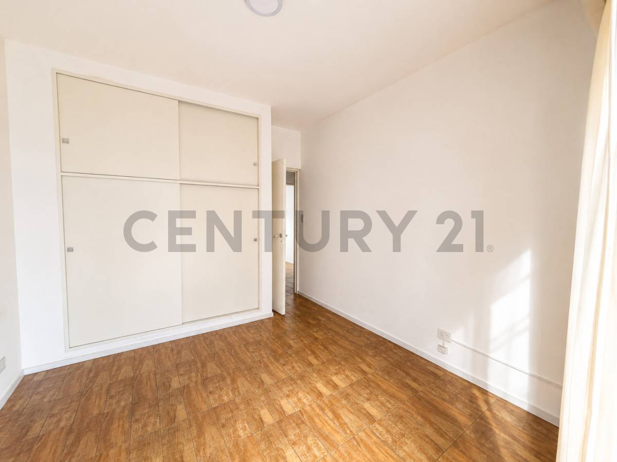 Venta 3 ambientes con patio y balcon corrido