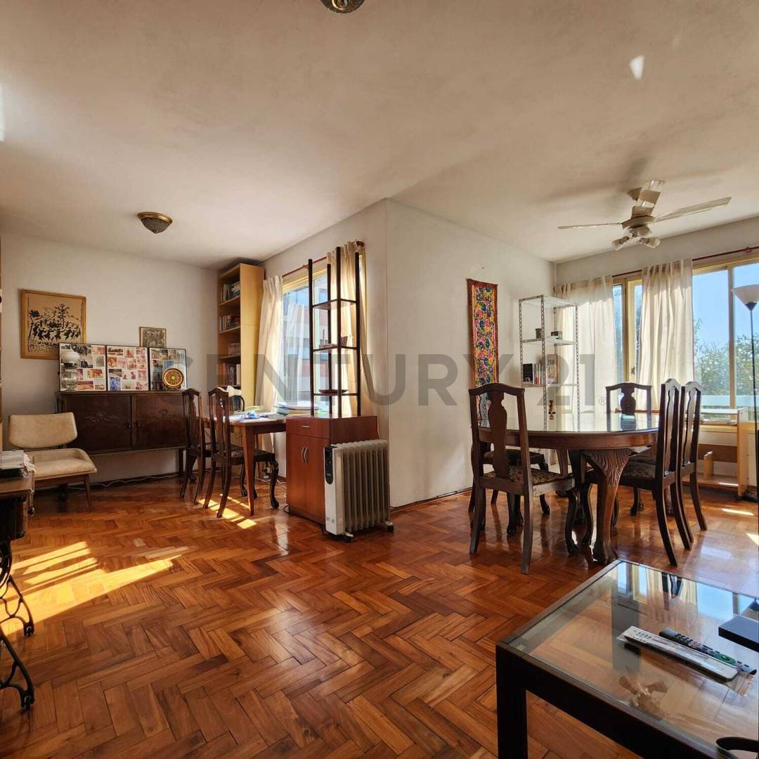 Venta Coghlan Piso 3 ambientes + dependencia y cochera con baulera.