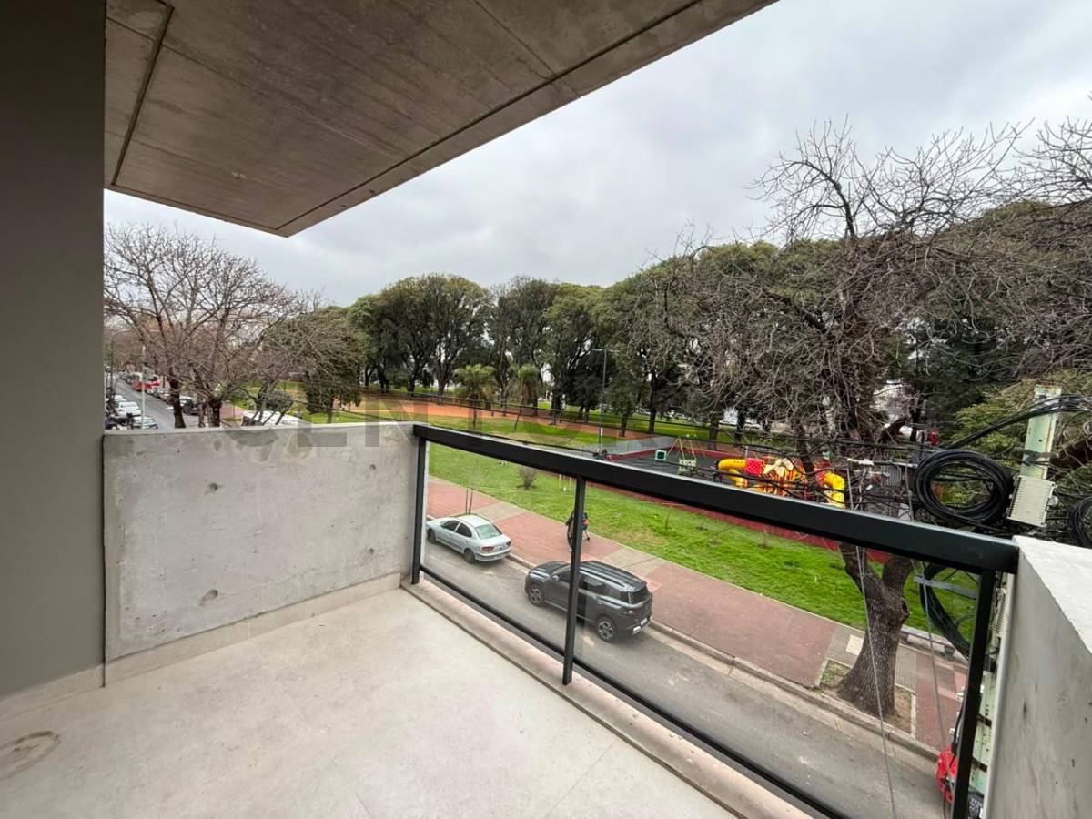 2 ambientes con suite y vestidor frente a Plaza Alberdi – Balcón y vista abierta